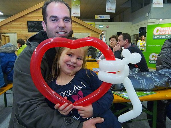 “Ik wil naar Friesland”. Een animatieteam maakte voor haar een pompeblêd van worstballonnen. 