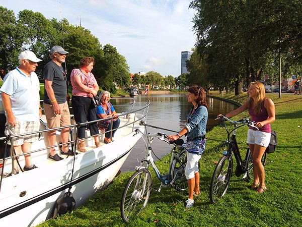 Veel huurders van een motorjacht nemen ook fietsen mee aan boord, bijvoorbeeld om de oude binnenstad van Leeuwarden of de vier Nationale Parken te verkennen.