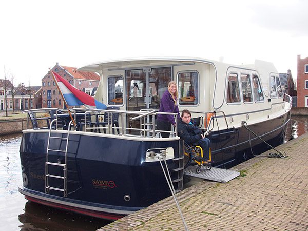 In Friesland zijn ook rolstoelvriendelijke motorboten te huur, zoals deze Aquanaut Access. 
