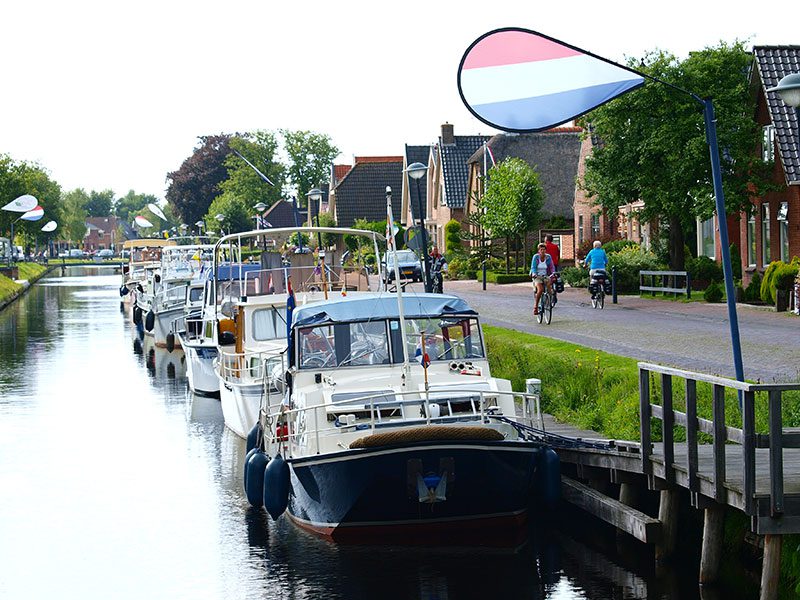 Populair bij pleziervaarders en fietsers is de vernieuwde Turfroute in Zuidoost Friesland die Drenthe en Overijssel met de Friese meren verbindt.
