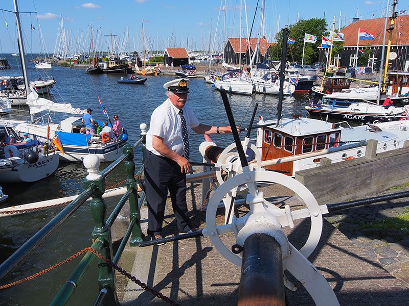 De aantasting van het open kustlandschap bij Makkum is aanstaande.