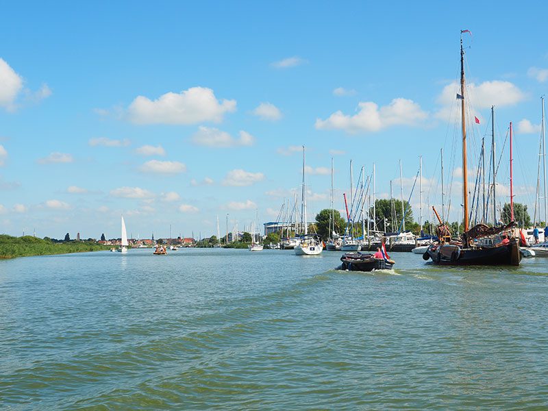 De aantasting van het open kustlandschap bij Makkum is aanstaande.