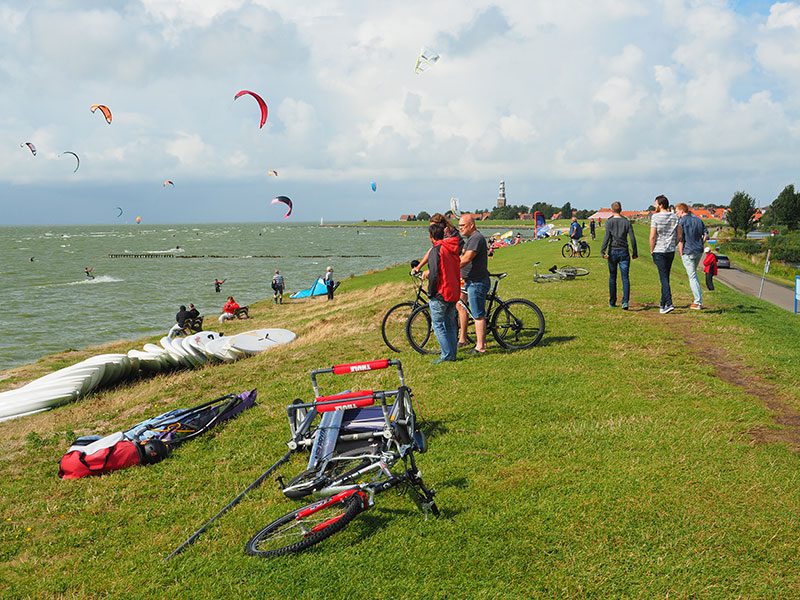 De aantasting van het open kustlandschap bij Makkum is aanstaande.