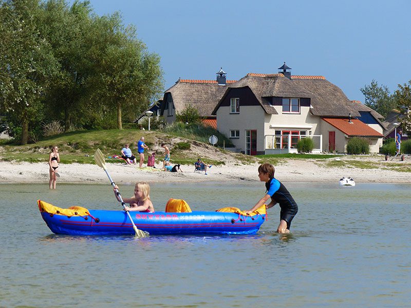 De aantasting van het open kustlandschap bij Makkum is aanstaande.