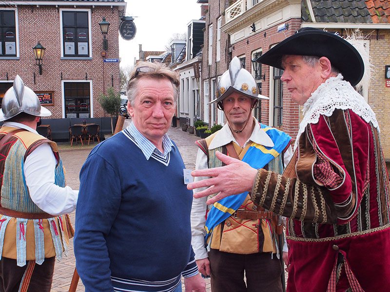 Stadsomroeper Pieter Haringsma adviseert televisiepersoonlijkheid Bavo Galama dekking te zoeken.