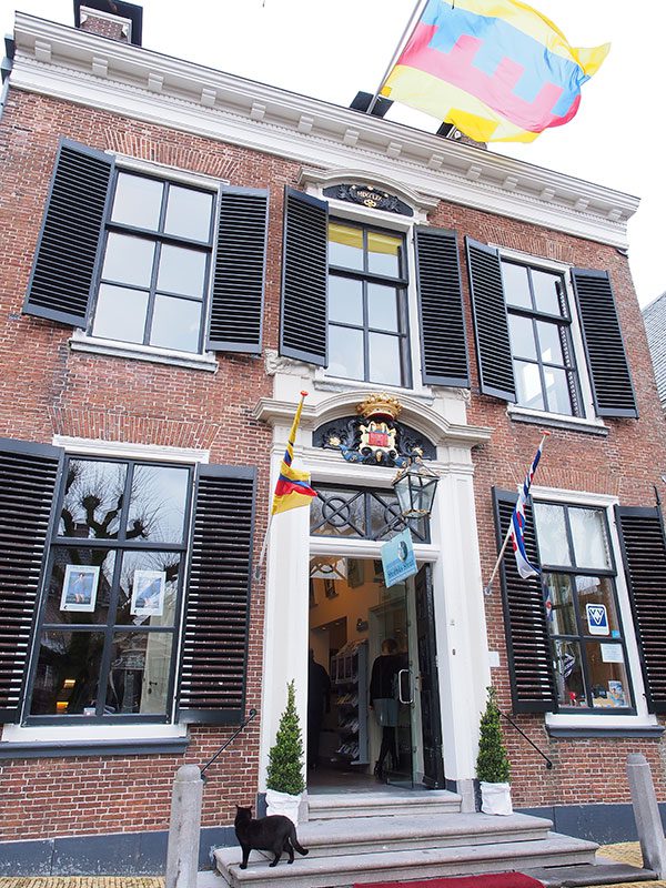 Het voormalige stadhuis van Sloten, nu een kunst- en historisch museum met een grote collectie toverlantaarns op de bovenste verdieping.