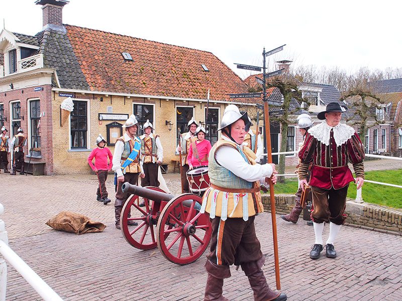 De 26 april 1984 officieel heropgerichte stadsschutterij van Sloten met marketensters (verkoopsters van waren aan soldaten) en hun kinderen, alle in nagemaakte 16-de eeuwse kledij. De schutters, bewapend met hellebaard, lans, sabel of musket, kwamen voor het eerst in actie naar aanleiding van de feestelijkheden rond het 700-jarig bestaan van Sloten in 1983. Bij die gelegenheid werd de Spaanse overval op Sloten in 1588 — met een bierschip — nagespeeld, met de schutterij in vol ornaat. 