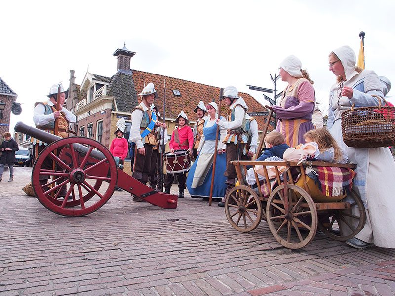 De 26 april 1984 officieel heropgerichte stadsschutterij van Sloten met marketensters (verkoopsters van waren aan soldaten) en hun kinderen, alle in nagemaakte 16-de eeuwse kledij. De schutters, bewapend met hellebaard, lans, sabel of musket, kwamen voor het eerst in actie naar aanleiding van de feestelijkheden rond het 700-jarig bestaan van Sloten in 1983. Bij die gelegenheid werd de Spaanse overval op Sloten in 1588 — met een bierschip — nagespeeld, met de schutterij in vol ornaat.