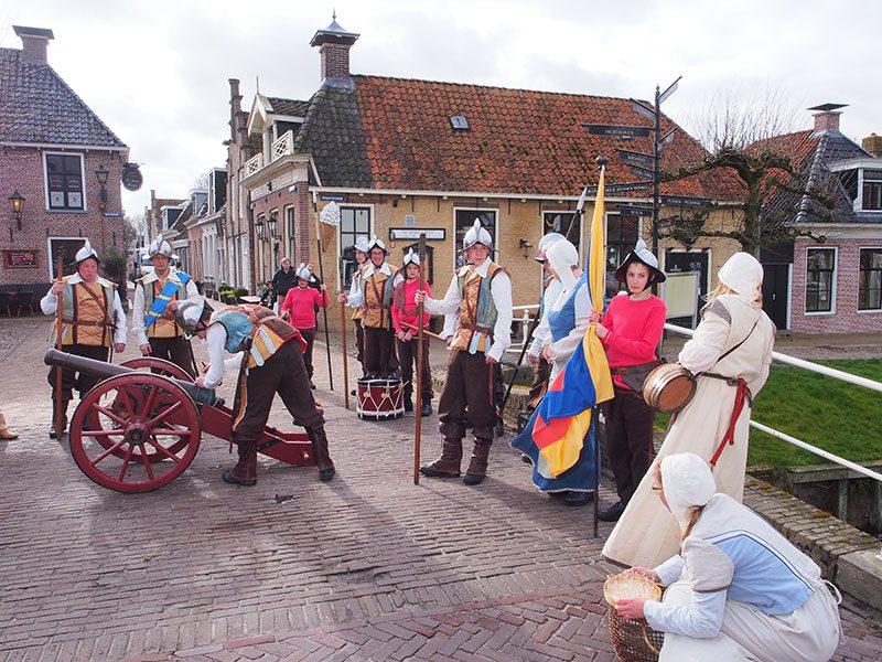 De 26 april 1984 officieel heropgerichte stadsschutterij van Sloten met marketensters (verkoopsters van waren aan soldaten) en hun kinderen, alle in nagemaakte 16-de eeuwse kledij. De schutters, bewapend met hellebaard, lans, sabel of musket, kwamen voor het eerst in actie naar aanleiding van de feestelijkheden rond het 700-jarig bestaan van Sloten in 1983. Bij die gelegenheid werd de Spaanse overval op Sloten in 1588 — met een bierschip — nagespeeld, met de schutterij in vol ornaat.