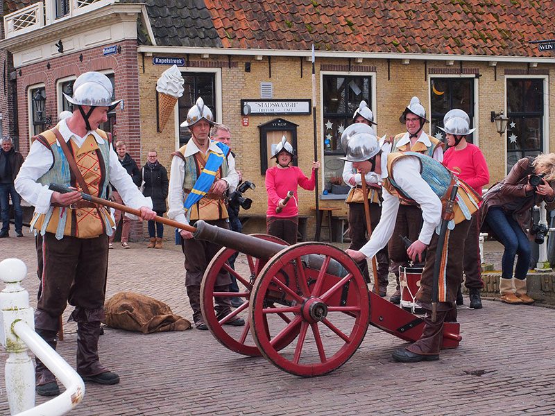 De 26 april 1984 officieel heropgerichte stadsschutterij van Sloten met marketensters (verkoopsters van waren aan soldaten) en hun kinderen, alle in nagemaakte 16-de eeuwse kledij. De schutters, bewapend met hellebaard, lans, sabel of musket, kwamen voor het eerst in actie naar aanleiding van de feestelijkheden rond het 700-jarig bestaan van Sloten in 1983. Bij die gelegenheid werd de Spaanse overval op Sloten in 1588 — met een bierschip — nagespeeld, met de schutterij in vol ornaat.