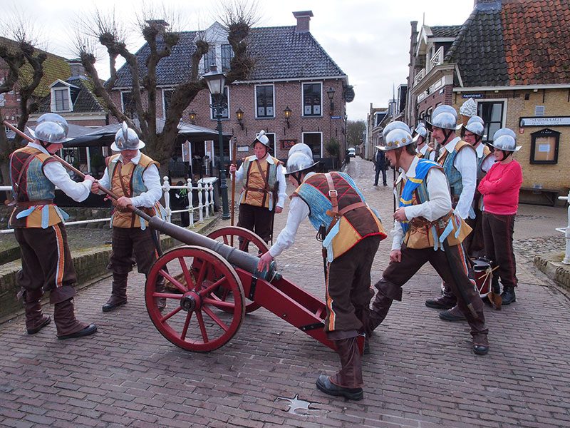 De 26 april 1984 officieel heropgerichte stadsschutterij van Sloten met marketensters (verkoopsters van waren aan soldaten) en hun kinderen, alle in nagemaakte 16-de eeuwse kledij. De schutters, bewapend met hellebaard, lans, sabel of musket, kwamen voor het eerst in actie naar aanleiding van de feestelijkheden rond het 700-jarig bestaan van Sloten in 1983. Bij die gelegenheid werd de Spaanse overval op Sloten in 1588 — met een bierschip — nagespeeld, met de schutterij in vol ornaat.