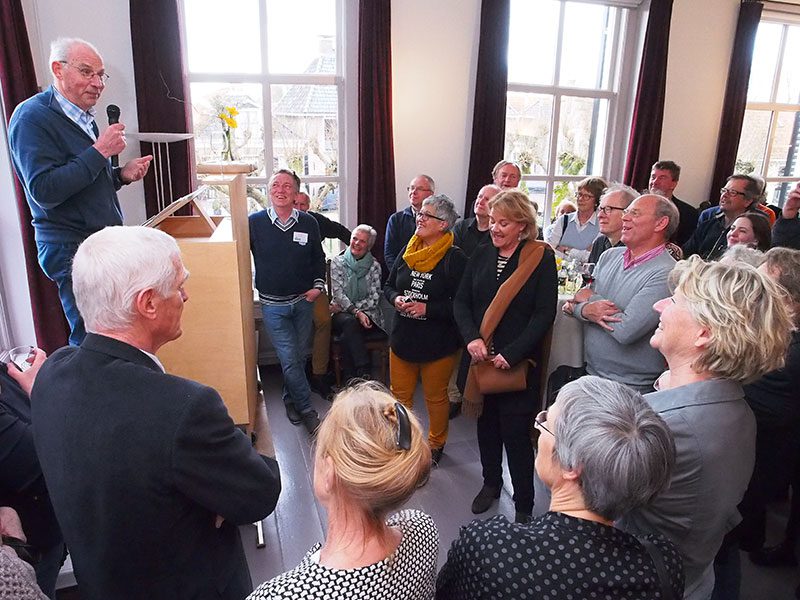 Stadsomroeper Pieter Haringsma vertelt de schutters welke kant de kogel op moet: richting Lemmer.