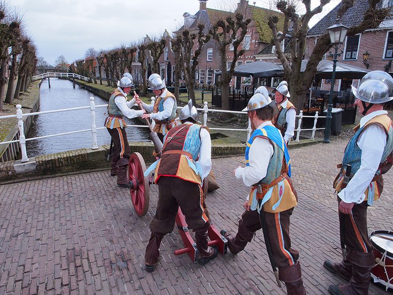 De 26 april 1984 officieel heropgerichte stadsschutterij van Sloten met marketensters (verkoopsters van waren aan soldaten) en hun kinderen, alle in nagemaakte 16-de eeuwse kledij. De schutters, bewapend met hellebaard, lans, sabel of musket, kwamen voor het eerst in actie naar aanleiding van de feestelijkheden rond het 700-jarig bestaan van Sloten in 1983. Bij die gelegenheid werd de Spaanse overval op Sloten in 1588 — met een bierschip — nagespeeld, met de schutterij in vol ornaat.
