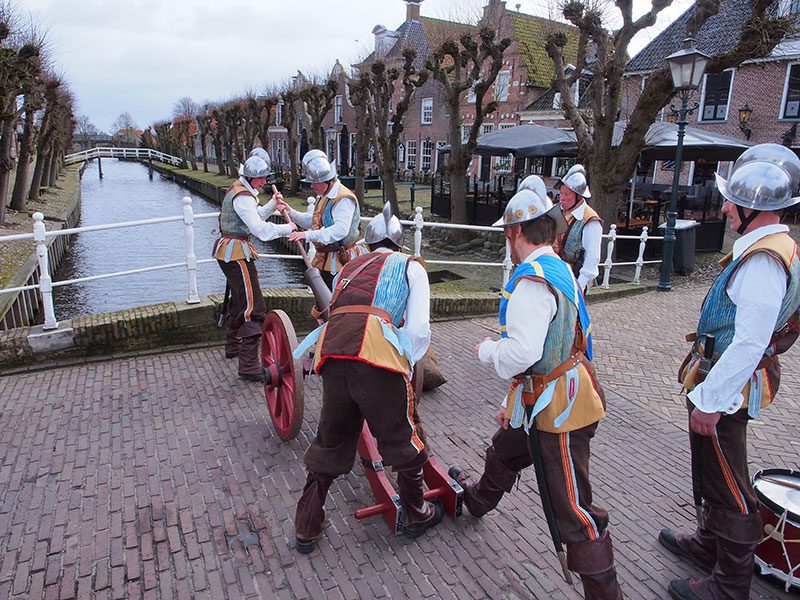 De 26 april 1984 officieel heropgerichte stadsschutterij van Sloten met marketensters (verkoopsters van waren aan soldaten) en hun kinderen, alle in nagemaakte 16-de eeuwse kledij. De schutters, bewapend met hellebaard, lans, sabel of musket, kwamen voor het eerst in actie naar aanleiding van de feestelijkheden rond het 700-jarig bestaan van Sloten in 1983. Bij die gelegenheid werd de Spaanse overval op Sloten in 1588 — met een bierschip — nagespeeld, met de schutterij in vol ornaat. 