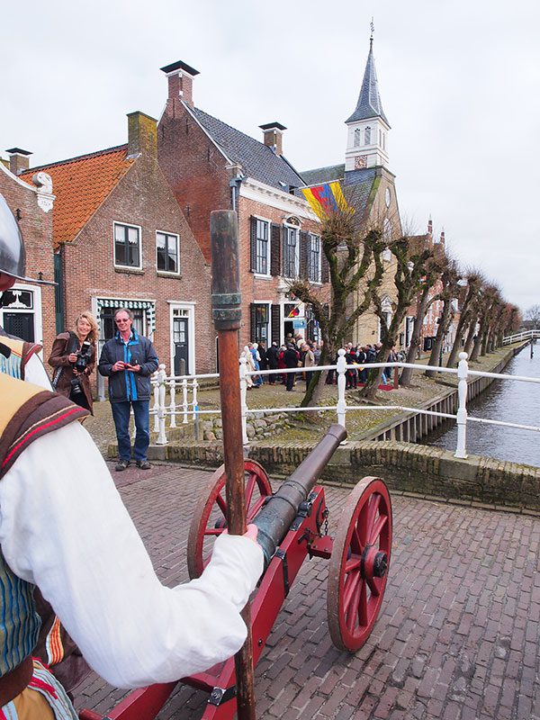 De 26 april 1984 officieel heropgerichte stadsschutterij van Sloten met marketensters (verkoopsters van waren aan soldaten) en hun kinderen, alle in nagemaakte 16-de eeuwse kledij. De schutters, bewapend met hellebaard, lans, sabel of musket, kwamen voor het eerst in actie naar aanleiding van de feestelijkheden rond het 700-jarig bestaan van Sloten in 1983. Bij die gelegenheid werd de Spaanse overval op Sloten in 1588 — met een bierschip — nagespeeld, met de schutterij in vol ornaat. 