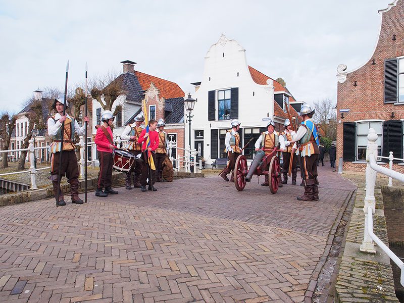 De 26 april 1984 officieel heropgerichte stadsschutterij van Sloten met marketensters (verkoopsters van waren aan soldaten) en hun kinderen, alle in nagemaakte 16-de eeuwse kledij. De schutters, bewapend met hellebaard, lans, sabel of musket, kwamen voor het eerst in actie naar aanleiding van de feestelijkheden rond het 700-jarig bestaan van Sloten in 1983. Bij die gelegenheid werd de Spaanse overval op Sloten in 1588 — met een bierschip — nagespeeld, met de schutterij in vol ornaat. 