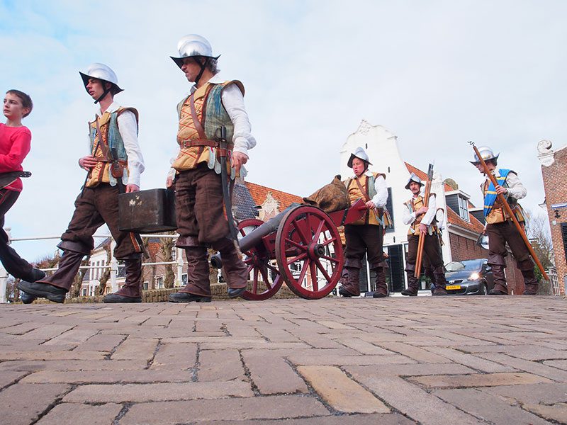 De 26 april 1984 officieel heropgerichte stadsschutterij van Sloten met marketensters (verkoopsters van waren aan soldaten) en hun kinderen, alle in nagemaakte 16-de eeuwse kledij. De schutters, bewapend met hellebaard, lans, sabel of musket, kwamen voor het eerst in actie naar aanleiding van de feestelijkheden rond het 700-jarig bestaan van Sloten in 1983. Bij die gelegenheid werd de Spaanse overval op Sloten in 1588 — met een bierschip — nagespeeld, met de schutterij in vol ornaat.