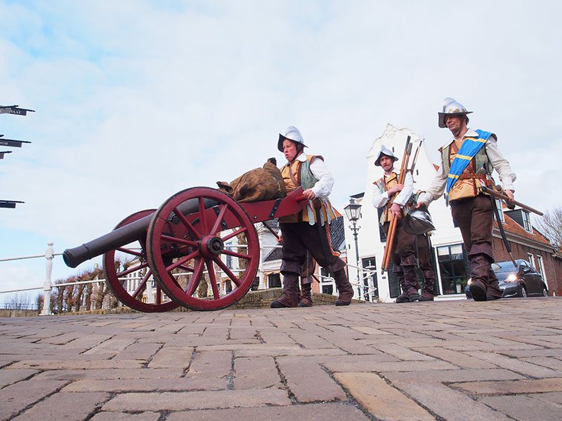 De 26 april 1984 officieel heropgerichte stadsschutterij van Sloten met marketensters (verkoopsters van waren aan soldaten) en hun kinderen, alle in nagemaakte 16-de eeuwse kledij. De schutters, bewapend met hellebaard, lans, sabel of musket, kwamen voor het eerst in actie naar aanleiding van de feestelijkheden rond het 700-jarig bestaan van Sloten in 1983. Bij die gelegenheid werd de Spaanse overval op Sloten in 1588 — met een bierschip — nagespeeld, met de schutterij in vol ornaat.