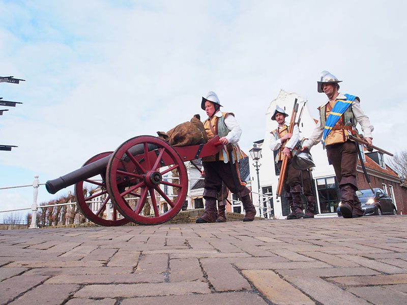 De 26 april 1984 officieel heropgerichte stadsschutterij van Sloten met marketensters (verkoopsters van waren aan soldaten) en hun kinderen, alle in nagemaakte 16-de eeuwse kledij. De schutters, bewapend met hellebaard, lans, sabel of musket, kwamen voor het eerst in actie naar aanleiding van de feestelijkheden rond het 700-jarig bestaan van Sloten in 1983. Bij die gelegenheid werd de Spaanse overval op Sloten in 1588 — met een bierschip — nagespeeld, met de schutterij in vol ornaat. 