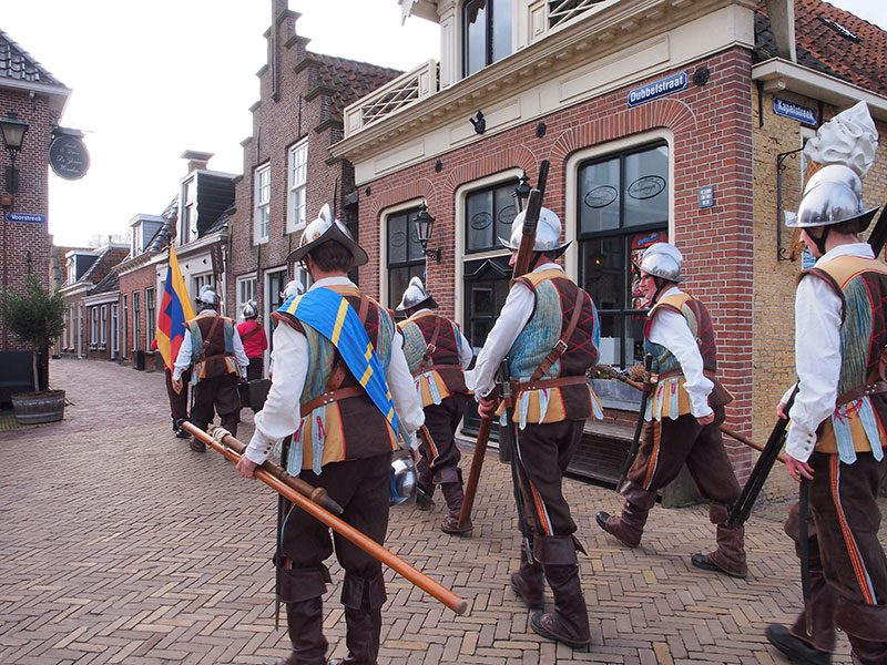 De 26 april 1984 officieel heropgerichte stadsschutterij van Sloten met marketensters (verkoopsters van waren aan soldaten) en hun kinderen, alle in nagemaakte 16-de eeuwse kledij. De schutters, bewapend met hellebaard, lans, sabel of musket, kwamen voor het eerst in actie naar aanleiding van de feestelijkheden rond het 700-jarig bestaan van Sloten in 1983. Bij die gelegenheid werd de Spaanse overval op Sloten in 1588 — met een bierschip — nagespeeld, met de schutterij in vol ornaat. 