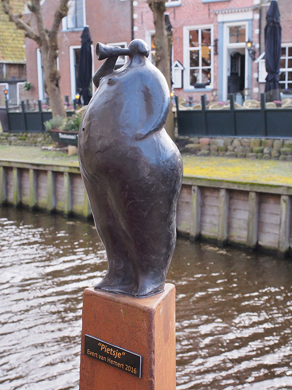 Pietsje, brons van Evert van Hemert uit Kolderwolde.