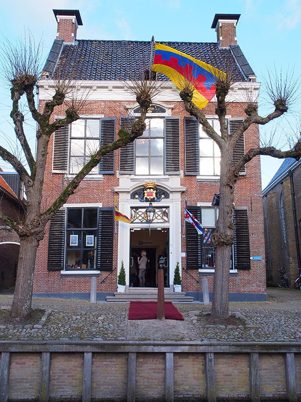 Het voormalige stadhuis van Sloten, nu een kunst- en historisch museum met een grote collectie toverlantaarns op de bovenste verdieping.