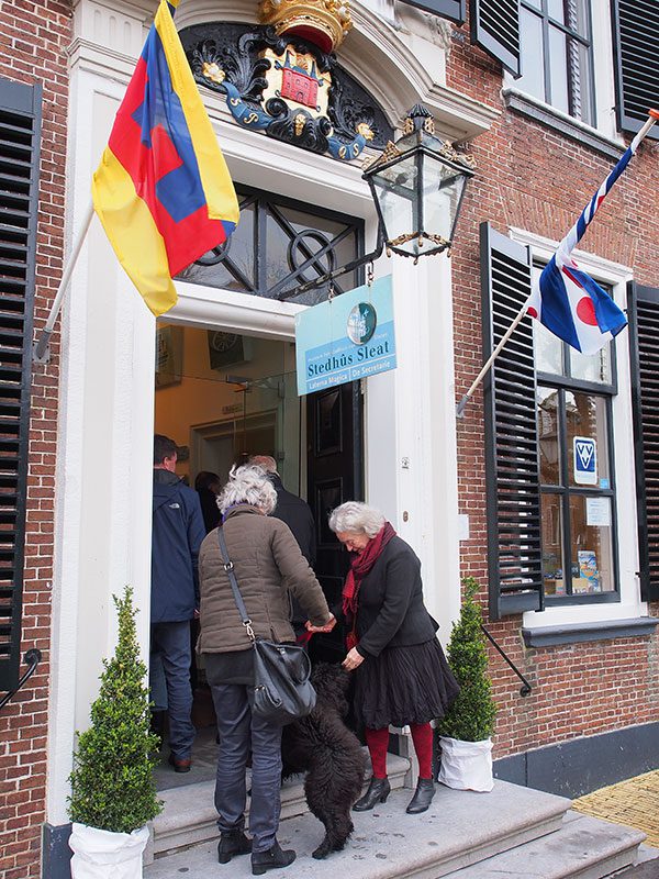 Het voormalige stadhuis van Sloten, nu een kunst- en historisch museum met een grote collectie toverlantaarns op de bovenste verdieping.