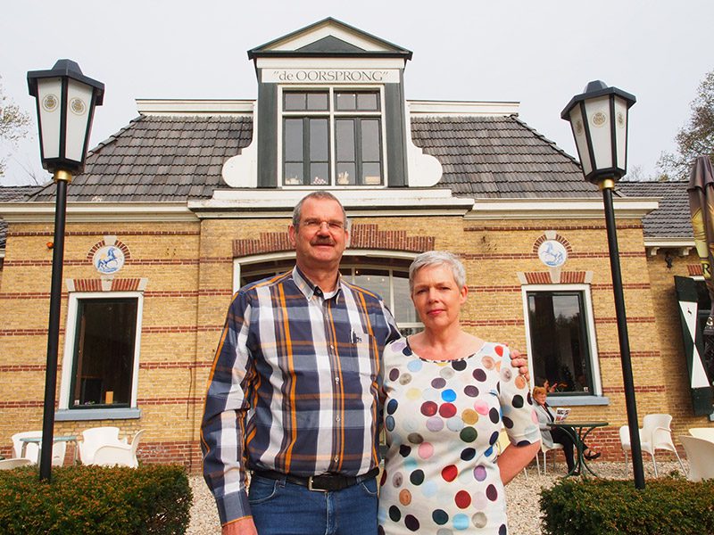Eric en Sandra Schrauwen runnen nu de voormalige Friese paardenstoeterij hotel De Oorsprong in Sint Nicolaasga. Zij zijn met de familie Brouwer uit Joure ook eigenaar van het vastgoed.