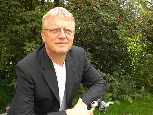 De Fries Hans de Boer, directeur-eigenaar van ALBA Bikes in Arnhem, is de eerste fietsfabrikant die een elektrische fiets wilde en kon samenstellen op basis van wensen van Friesland Holland: waterproof, laag gewicht (max. 24 kg incl. accu), grote actieradius, stille kleine en krachtige middenmotor, licht fietsend bij lege accu, sportief unisex frame met ruime op- en afstap en veel comfort en veiligheid, zoals hydraulisch bekrachtigde remmen en bredere banden.