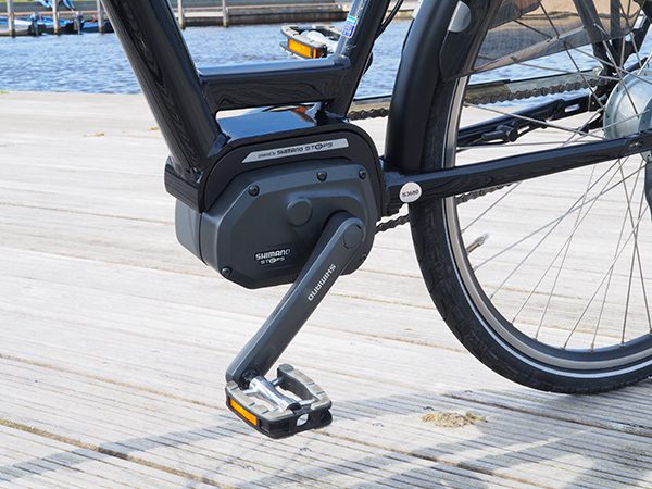 De Elfstedenfiets is uitgerust met het meest compacte en intelligente trapondersteuningsysteem: Shimano STePS uit Japan. Het fungeert stil en natuurlijk tot een maximumsnelheid van 25 km per uur. De verst haalbare afstand is 125 km (in de eerste stand, de ecostand). Testfietsers hebben vastgesteld dat hij tot 75 km ondersteunt bij harde tegenwind. Meer informatie over het bijzondere Shimano StePS-aandrijfsysteem voor e-bikes: https://www.friesnieuws.nl/4837  