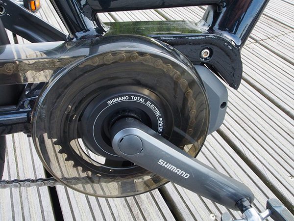 De Shimano elektromotor is zeer compact en dat geldt ook voor de uitneembare batterij onder de bagagedrager. De 36 Volt 11,6 Ah lithium-ion accu (418Wh) heeft een oplaadtijd van slechts vier uur. Meer informatie over het bijzondere Shimano StePS-aandrijfsysteem voor e-bikes: https://www.friesnieuws.nl/4837    