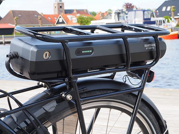 De degelijke, niet op een kwetsbare plek gemonteerde fietscomputer geeft naast de bekende standaardinformatie (afstanden, snelheid) ook informatie over de gekozen ondersteuning, het bereik bij een bepaalde ondersteuning en de toestand van de accu. Meer informatie over het bijzondere Shimano StePS-aandrijfsysteem voor e-bikes: https://www.friesnieuws.nl/4838 