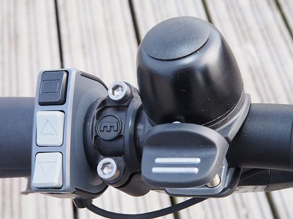 De bedieningsschakelaar bevindt zich direct naast het linker handvat. Zonder de handen van het stuur af te hoeven doen kun je met drie simpele klikknoppen op- en terugschakelen of de Walk Assist activeren (ondersteuning als u naast de fiets loopt). Meer informatie over het bijzondere Shimano StePS-aandrijfsysteem voor e-bikes: https://www.friesnieuws.nl/4838 