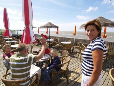 ANWB-inspecteurs lovend over stranden Friese eilanden. En.....vier sterren voor “vies” strand Harlingen!