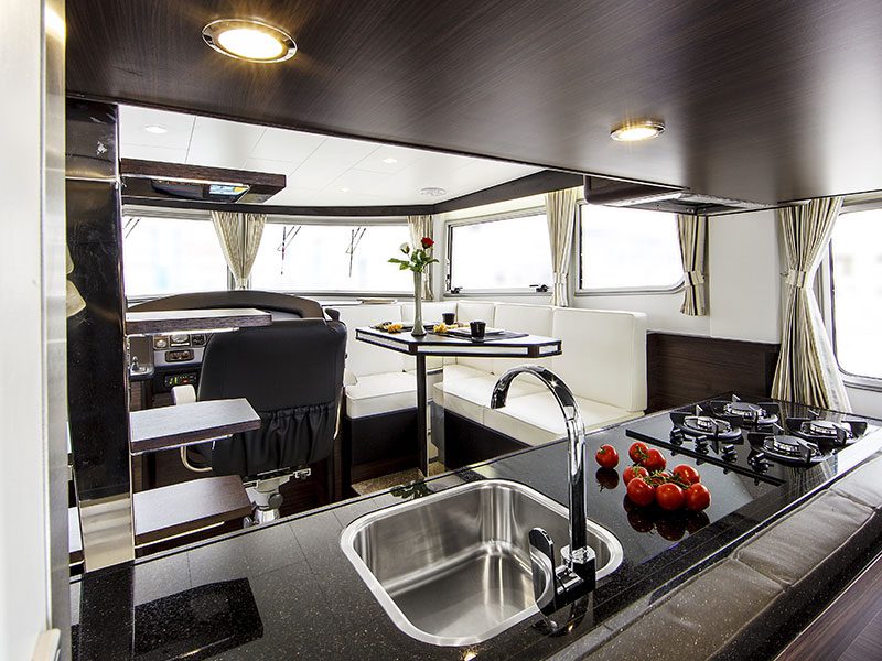 Het meest uitzonderlijke open kuip motorjacht is de januari 2015 geïntroduceerde Aquanaut Andante 438 OC (Open Cabin). Deze boot is een eyecatcher op Europese wateren en botenbeurzen.  