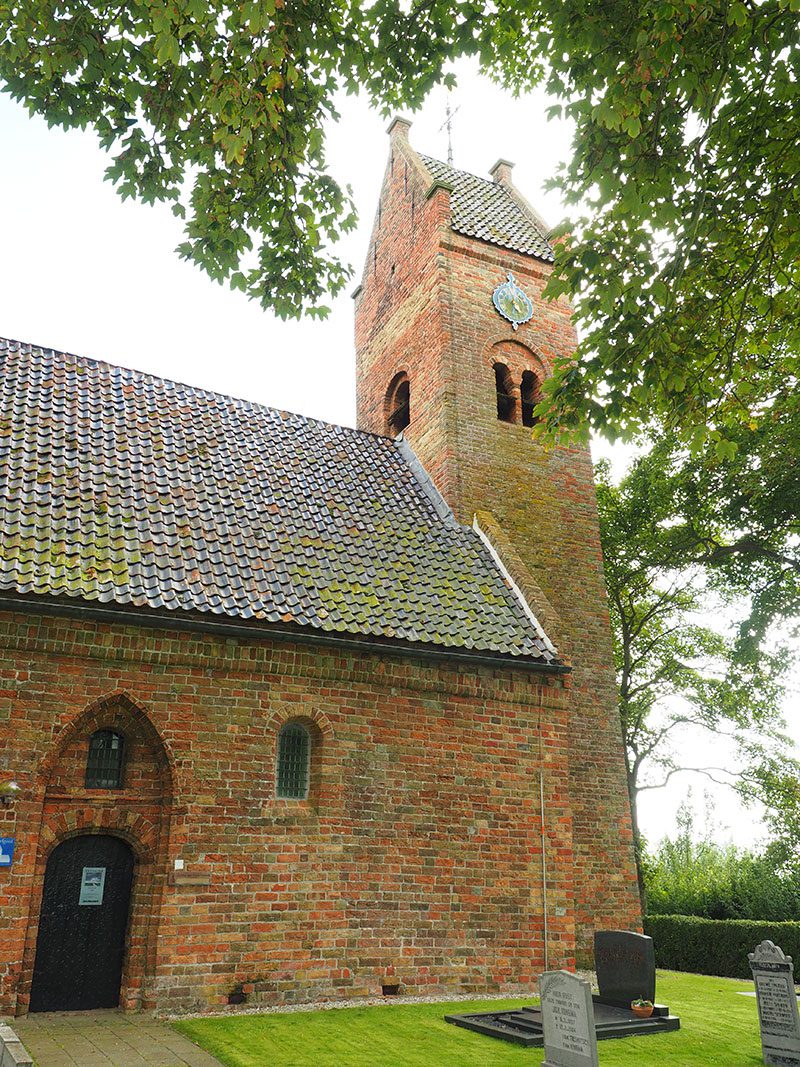 De eeuwenoude kerk van Feinsum (Finkum) aan de noordelijke Elfstedenroute vaar- en schaatsroute (www.elfstedenroute.nl)