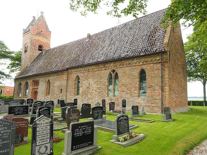 De eeuwenoude kerk van Feinsum (Finkum) aan de noordelijke Elfstedenroute vaar- en schaatsroute (www.elfstedenroute.nl)