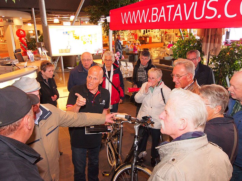 Willy de Jager, Batavus’ landelijk actieve e-bikepromotor uit Zevenaar, moest na drie dagen Home Center aan de beademing. Drie dagen lang had hij non-stop tien tot twintig mensen om zich heen die zijn humor en kennis van zaken wel vonden passen bij het Friese fietsmerk. 