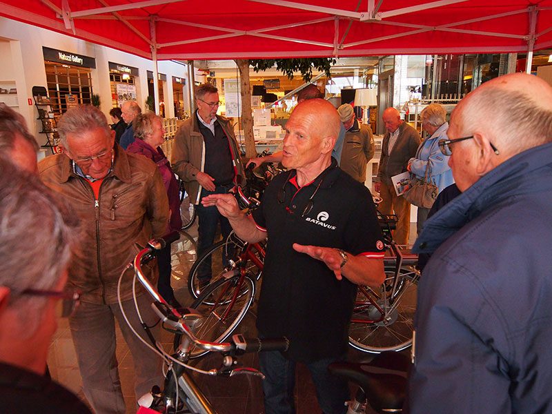Willy de Jager, Batavus’ landelijk actieve e-bikepromotor uit Zevenaar, moest na drie dagen Home Center aan de beademing. Drie dagen lang had hij non-stop tien tot twintig mensen om zich heen die zijn humor en kennis van zaken wel vonden passen bij het Friese fietsmerk. 