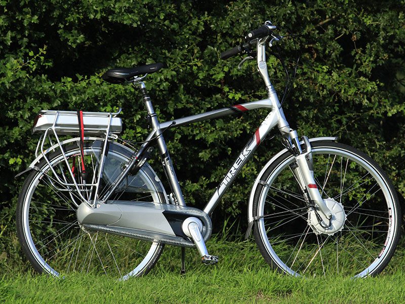 Friesland Holland heeft een hele range luxe, vrij dure e-bikes in de verhuur. Enkele hebben typische kuren, zoals deze Trek L300 Navigator. Als de gebruiker de display verwijdert terwijl de fiets nog “aan” staat, sneuvelt de sensor die de trapondersteuning regelt. Dat komt door een te hoge piekspanning, aldus een Trek-technicus. De testrijder kan dan niet meer rekenen op hulp van de elektromotor. Een geluk: de fiets trapt erg licht.