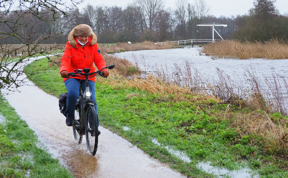 Bomenrijk Zuidoost-Friesland door hevige regenval ineens het waterland van Friesland
