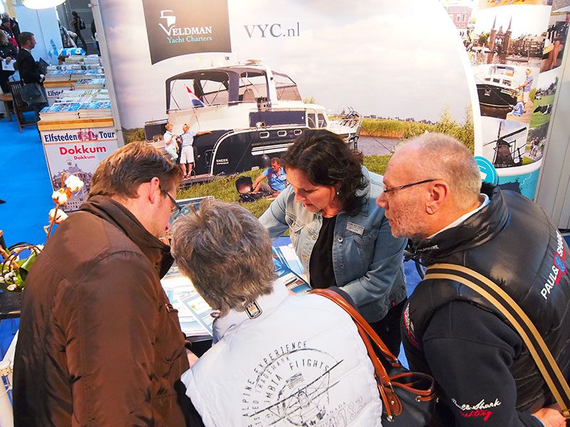 Jacqueline Veldman (midden) van Veldman Yacht Charters in Sneek helpt bezoekers aan een passende boot. Veldman is gespecialiseerd in zeer luxe jachten vol geavanceerde technieken die Jacquelines man Richard erin stopt. Info: https://www.friesnieuws.nl/1594 