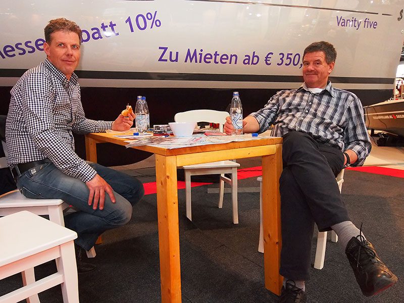 Op water en brood tijdens expedities in het buitenland: Jan IJben, directeur Marketing & Events bij Ottenhome Heeg (links) en Albert Hendriks, onder andere standbouwer bij Friesland Holland. 
