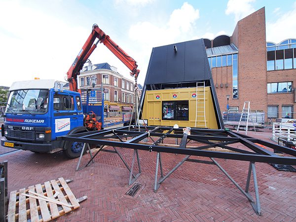De kiosk in aanbouw op een prominente plek in het centrum van Leeuwarden, tussen het NS-station en het nieuwe Fries Museum.