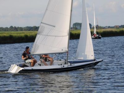 Brisling, racer voor 12-plussers en schrik voor Soling en Ynling piloten