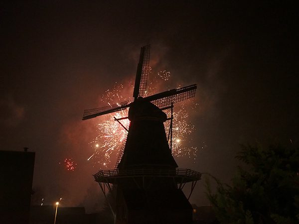 De molen naast het kantoor van Friesland Holland in Wolvega, gefotografeerd op donderdag 1 januari om 00.10 uur.