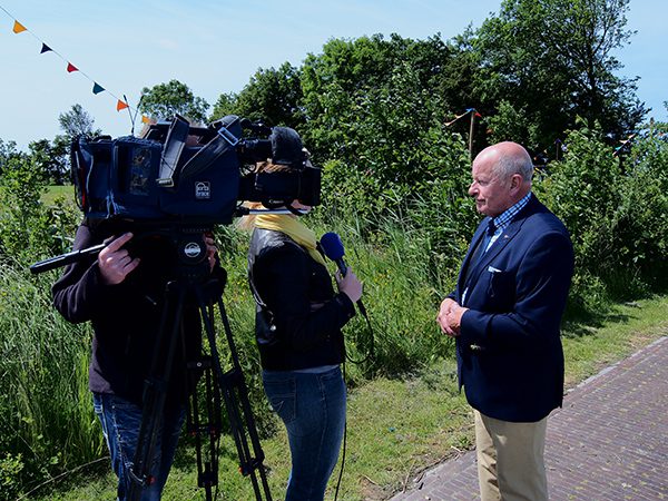 FNP’er en wethouder Jaap Keizer hield de Stuurgroep Noordelijke Elfstedenvaarroute onder stoom, bijgestaan door Sytse Kroes, projectleider namens de provincie Fryslân. Hier wordt de heer Keizer geïnterviewd door Omrop Fryslân televisie (29 juni 2013).