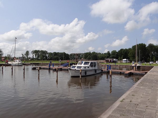 Burdaard is een van de weinige plekken aan de Elfstedenroute in het noorden van Friesland waar fietsers, pleziervaarders en camperaars een uitgebreide tussenstop kunnen maken danzkij de aanwezigheid van de gewenste voorzieningen op het gebied van horeca, parkeren en afmeren.