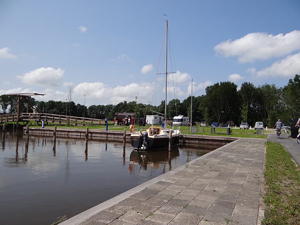 Burdaard is een van de weinige plekken aan de Elfstedenroute in het noorden van Friesland waar fietsers, pleziervaarders en camperaars een uitgebreide tussenstop kunnen maken danzkij de aanwezigheid van de gewenste voorzieningen op het gebied van horeca, parkeren en afmeren.