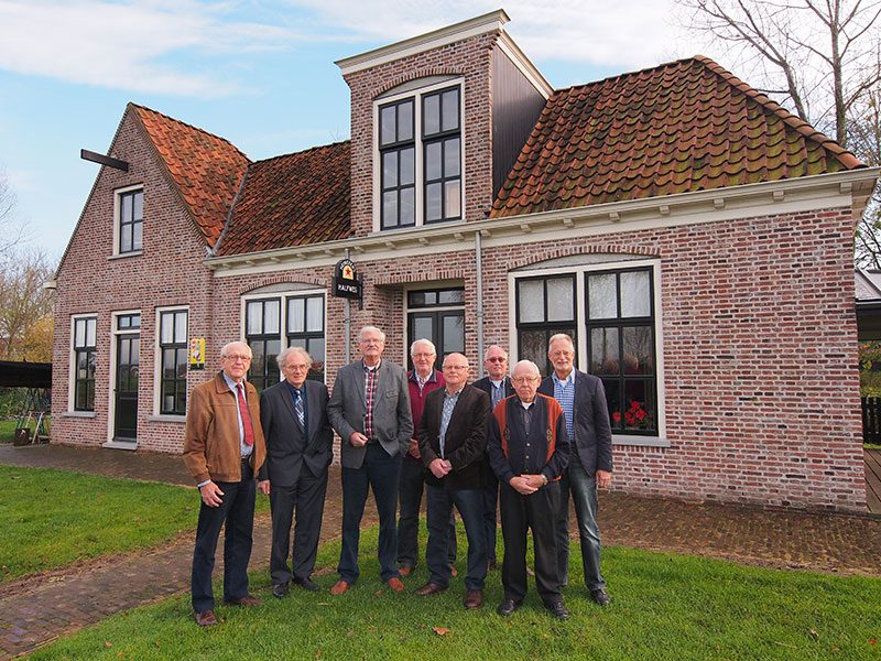 Het bestuur van de Stichting De Nije Kompanjons, de promotors van de Turfroute.Op de foto van links naar rechts: 1. Jantienus Have (voorzitter) Gorredijk, Tel. 0513-463518 2. Johannes Knevelman (penningmeester) Tjalleberd, Tel. 0513-521500 3. Sieger Mulder (lid promotie) Oldeberkoop, Tel. 0516-451121 4. Fokke Stoker (lid traject Wijnjewoude-Hemrik-Lippenhuizen) Hemrik, Tel. 0516-471323 5. Arend Pruntel (lid traject Appelscha) Appelscha, Tel. 0516-4330926. Jeep Dijkstra (lid traject Oosterwolde) Oosterwolde, Tel. 06-53157948 7. Sipke Bergsma (lid traject Donkerbroek) Donkerbroek, Tel. 0516-491206 / 06-29115993 8. Jouke Bouma (secretaris) Hoornsterzwaag, Tel. 0516-463777 